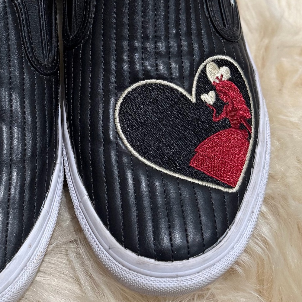 Vera Bradley Disney Alice Wonderland Painting Roses Red Quilted Slip On Shoe 9.5 - Picture 5 of 11